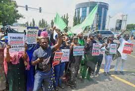 Nigeria: Protesters enter the court as the presidential election result is being legally challenged